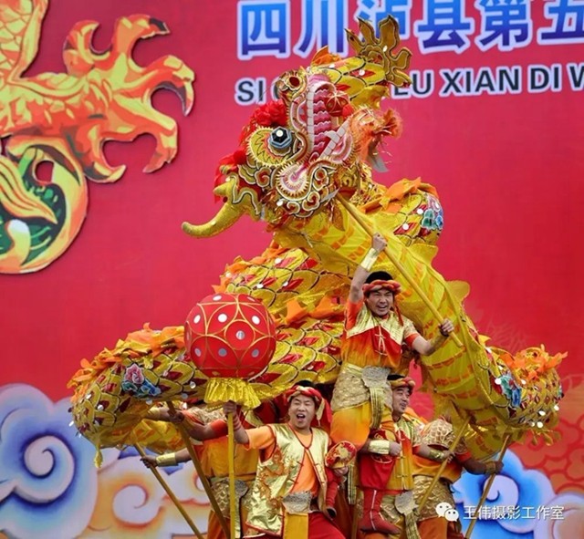 二月二，龍?zhí)ь^！||瀘州王偉鄉(xiāng)愁攝影作品《龍?jiān)诿耖g》賞析