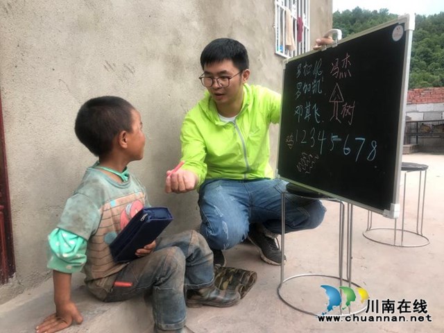 【暖心】大山里的孩子為何最喜歡他……