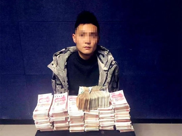 瀘州警方破獲特大販毒案，毒販家中搜出成堆現(xiàn)金毒資！