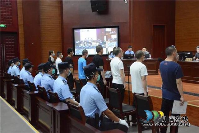 江陽區(qū)法院公開開庭審理一起“套路貸”刑事案件，8人被指控涉嫌詐騙