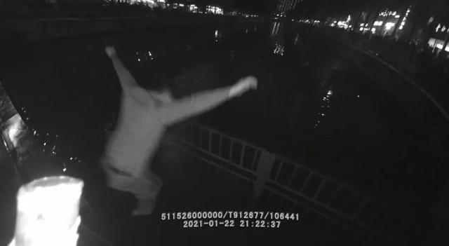 執(zhí)法記錄儀曝光！宜賓一貨車沖進(jìn)河中，特警跳水徒手破窗救人