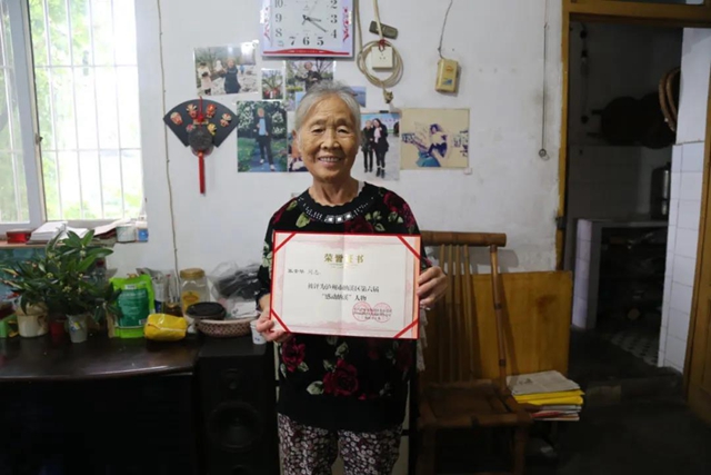 瀘州七旬奶奶捐資助學(xué)40多年，她的衣服都縫縫補(bǔ)補(bǔ)……