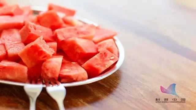 【分享】水果店為什么喜歡把西瓜切一半賣？背后“貓膩”可不小……