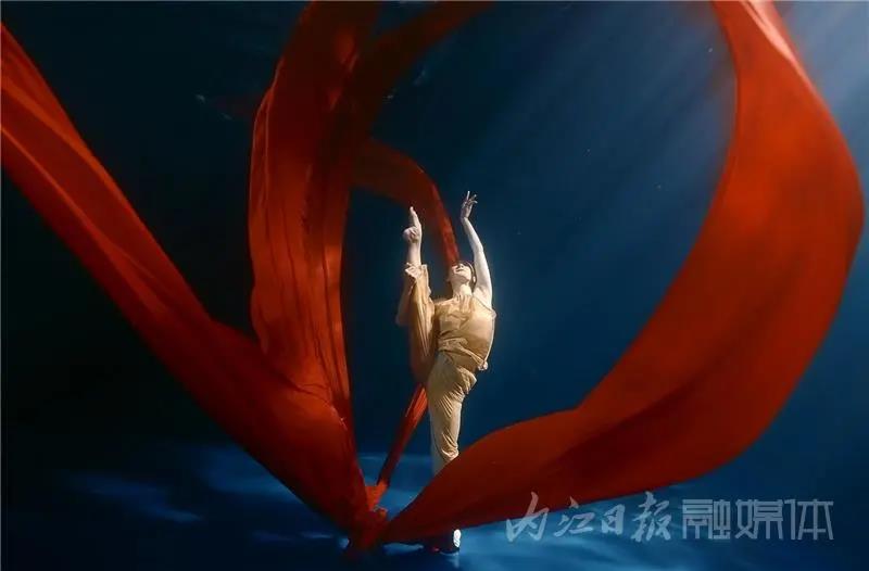 《紅》，紅了！內(nèi)江妹子在水下表演的絕美舞蹈火爆出圈