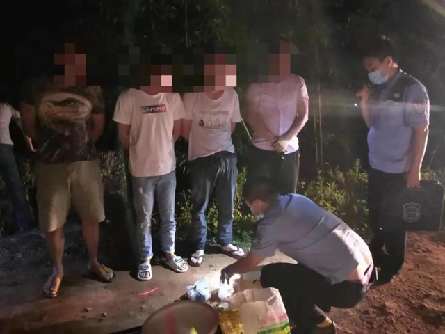 這四人晚上偷偷干這事，被合江公安當(dāng)場抓獲……