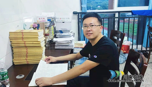 納溪區(qū)護國中學教師張元：6年聆聽網(wǎng)課2000節(jié)！