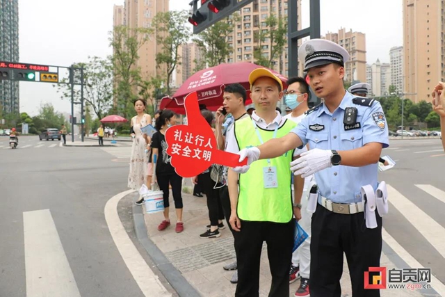因?yàn)橐患靶∈隆保载曌屚獾赜慰退查g“破防”！