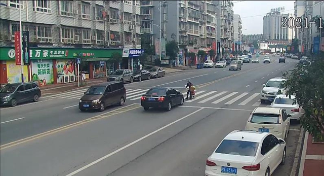 瀘州：斑馬線上的車(chē)禍，都是高跟鞋的錯(cuò)！