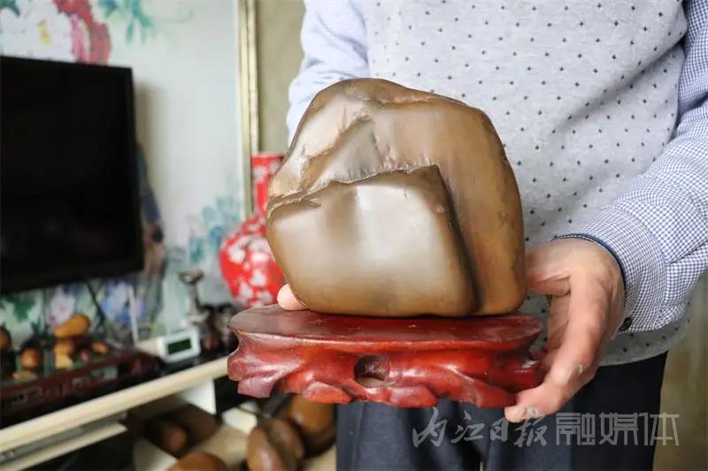 數(shù)噸沱江大千玉驚艷亮相！內(nèi)江這位收藏家被稱為“收藏宗師”