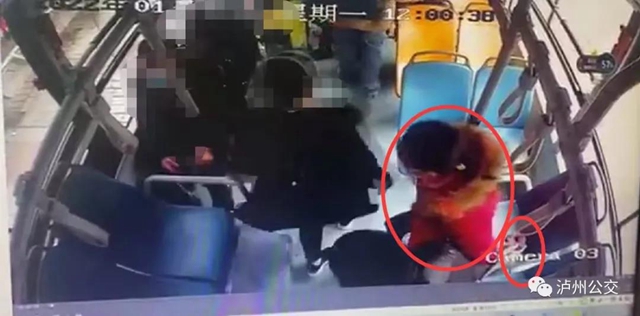 【擴散尋找】穿紅衣服的小姐姐，快來領(lǐng)回你遺落在瀘州公交車上的貴重物品！(圖2)