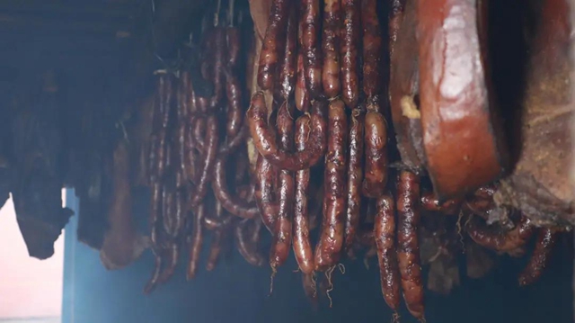 年味濃，臘肉俏！古藺丫杈豬臘肉熏制忙……