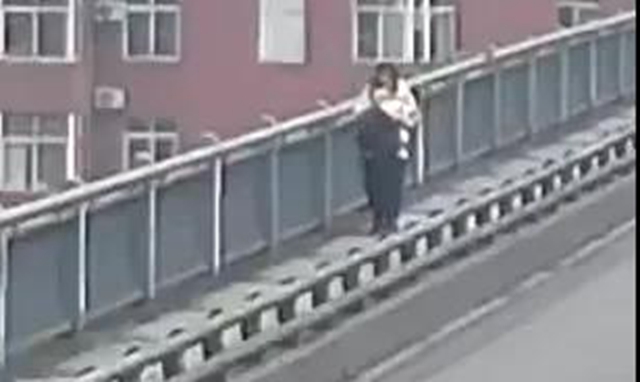 瀘州：女嬰放冰冷的地上，女子爬上了沱一橋欄桿......