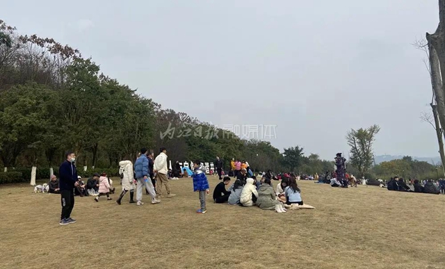7天來了184萬人次！春節(jié)，內江“又吃又?！闭伊?0個億