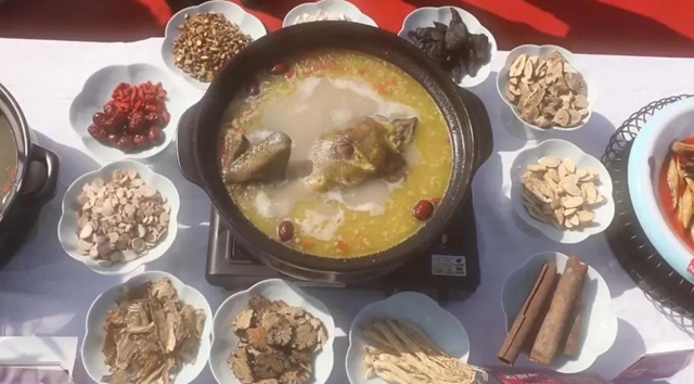 流口水！宜賓這場(chǎng)廚藝PK太香了！蛋圓子、椒麻雞、燒臘、粉蒸肉……(圖3)