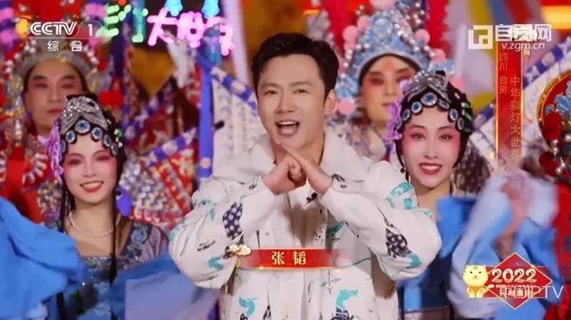 自貢：元宵節(jié)，“宇宙第一燈會”火爆全網(wǎng)！(圖1)