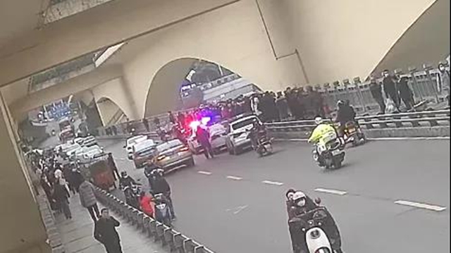 瀘州：沱一橋驚險一刻，警民攜手上演生死救援！(圖2)