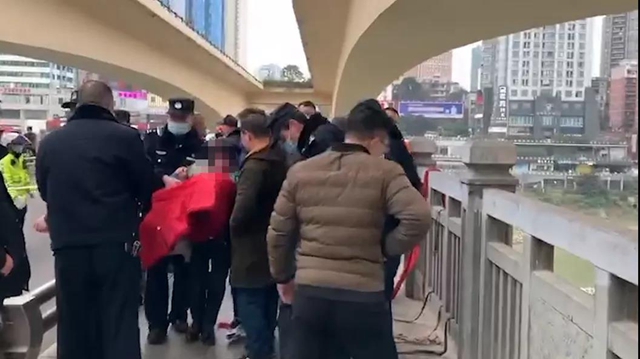 瀘州：沱一橋驚險一刻，警民攜手上演生死救援！(圖6)