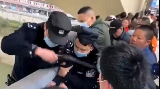 瀘州：沱一橋驚險(xiǎn)一刻，警民攜手上演生死救援！