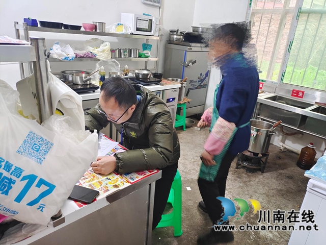 古藺縣市場監(jiān)管局查獲一例涉嫌偽造《食品經(jīng)營許可證》案件