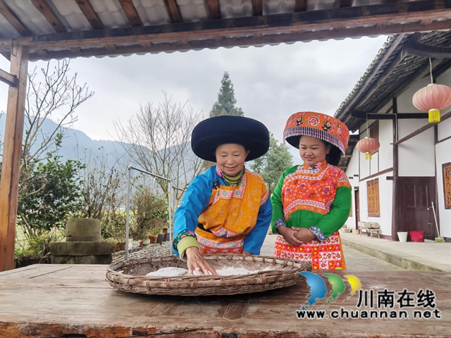 古藺縣大寨苗族鄉(xiāng)：古法制作軟萩粑，其樂(lè)融融迎春天(圖1)