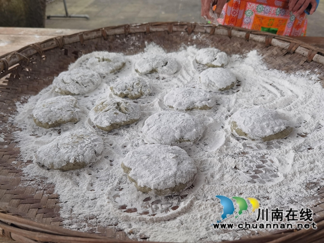 古藺縣大寨苗族鄉(xiāng)：古法制作軟萩粑，其樂(lè)融融迎春天(圖2)