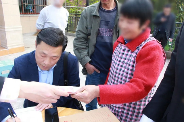 瀘州：為搶毛竹嬢嬢出手傷人，法官化積怨鄰里握手言和