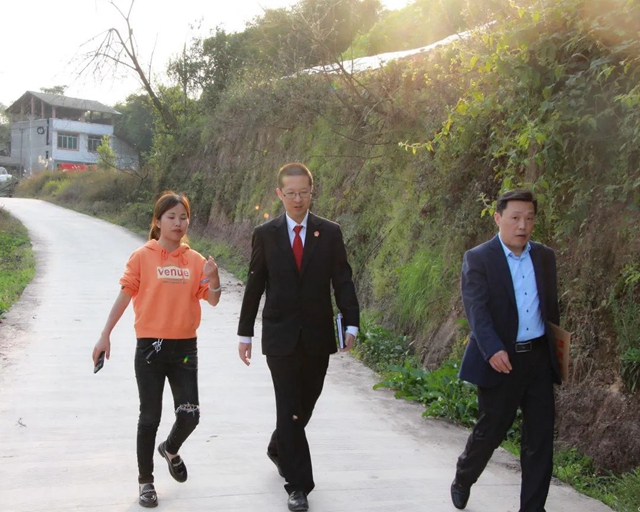 瀘州：為搶毛竹嬢嬢出手傷人，法官化積怨鄰里握手言和(圖5)
