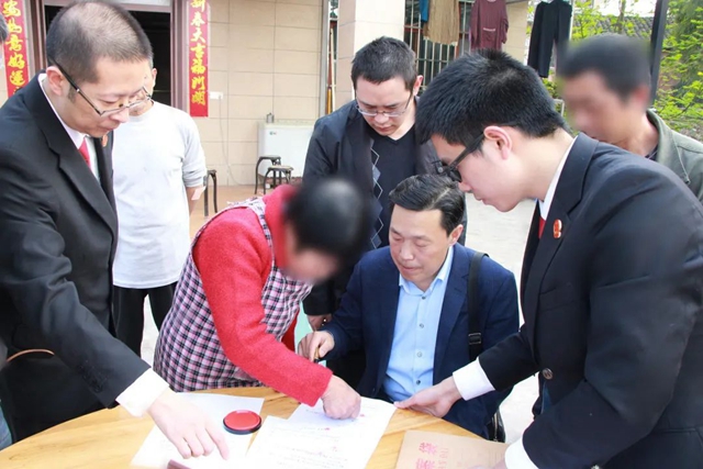 瀘州：為搶毛竹嬢嬢出手傷人，法官化積怨鄰里握手言和(圖14)