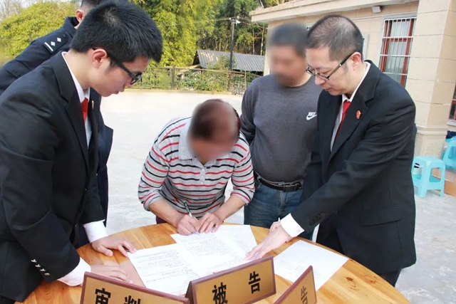瀘州：為搶毛竹嬢嬢出手傷人，法官化積怨鄰里握手言和(圖13)