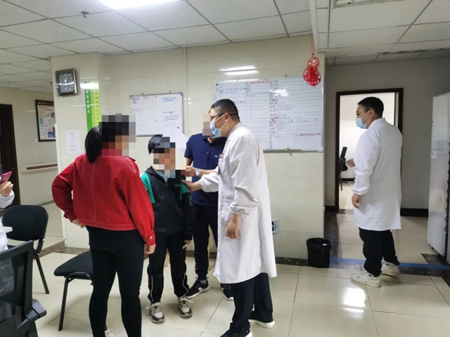 【點(diǎn)贊】從死神手中搶回來(lái)的孩子，考雙百分啦！(圖1)