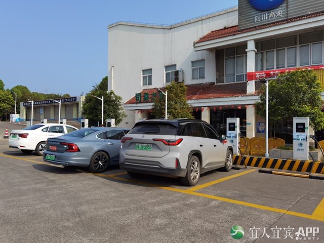 宜賓首個(gè)高速服務(wù)區(qū)充電站來了！16臺(tái)充電樁(圖2)