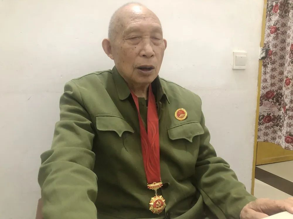 瀘州九旬老兵，為他的老排長掃墓71年