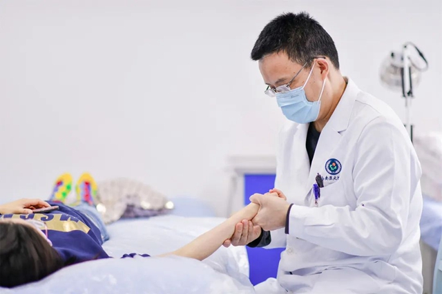 ?西南醫(yī)大附院張岱權(quán)：用中醫(yī)的獨(dú)到治療方式說話(圖3)