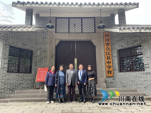 合江中學(xué)杰出校友文耀友向母校捐贈個人著書(圖14)
