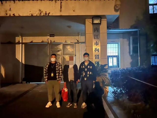 態(tài)度猖狂！兩男子拒不配合防控大鬧醫(yī)院，內(nèi)江警方：“捆”起來！