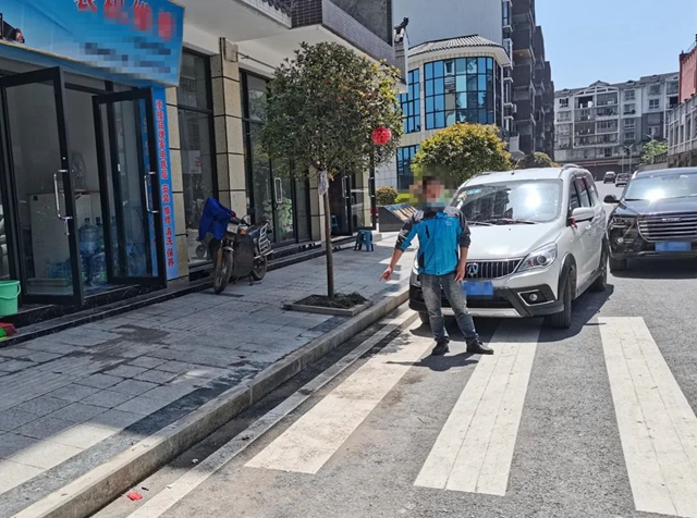 合江：當(dāng)街燃放鞭炮 行人車輛被迫繞行 4人被處罰！(圖2)