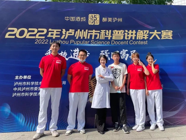 瀘州：跪在擔(dān)架上搶救病人的曹醫(yī)生，因為這件事又“火”了……(圖3)