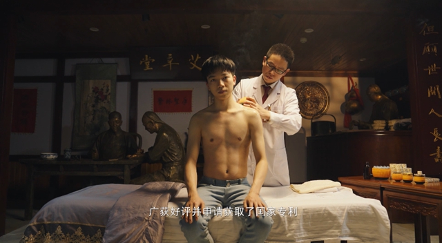 醫(yī)生竟在美女臉上用火罐，沒(méi)想到……(圖4)