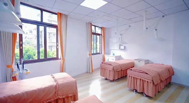 醫(yī)生竟在美女臉上用火罐，沒(méi)想到……(圖8)