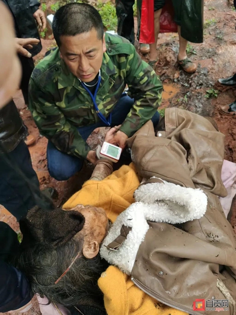 自貢83歲老人失足墜崖，堅持三天三夜，奇跡生還！