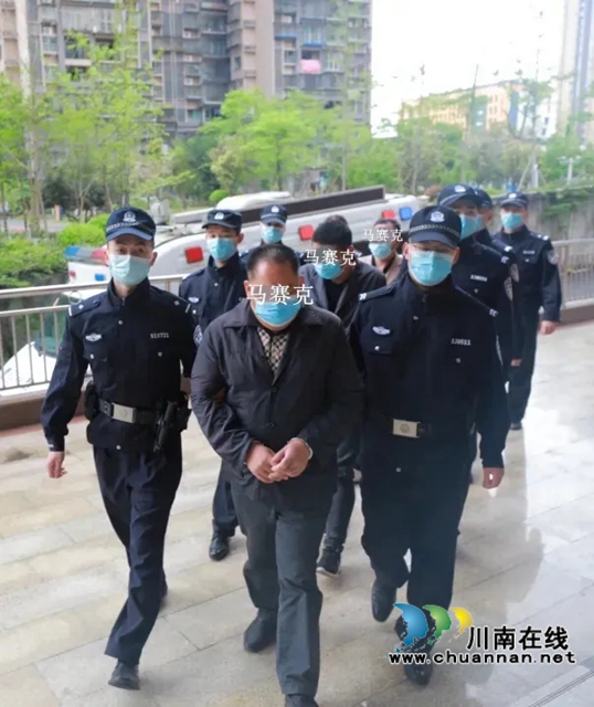 瀘縣某建筑公司向執(zhí)行法官獻(xiàn)錦旗 (2).jpg