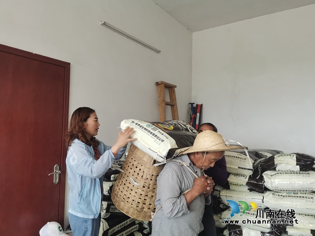 武萬瓊發(fā)放龍眼有機(jī)肥1（曾佐然攝）.jpg