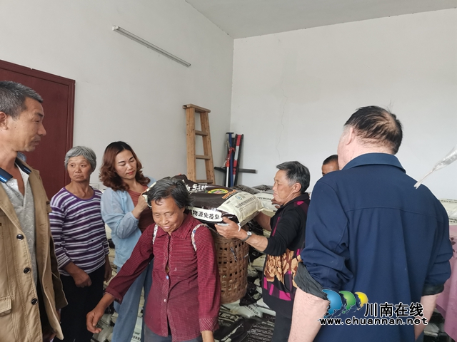 武萬瓊發(fā)放龍眼有機(jī)肥（曾佐然攝）.jpg