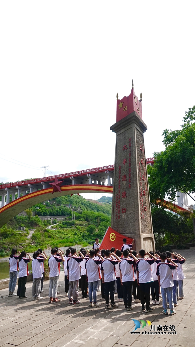 太平小學學生在太平渡渡口宣誓 姚茂璇拍攝.jpg