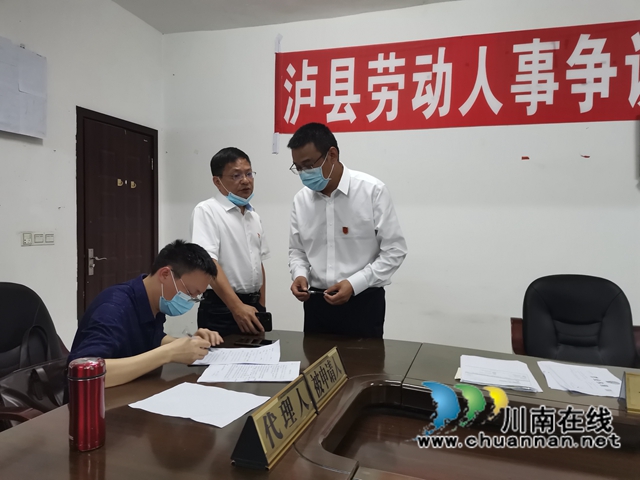核實仲裁資料（曾佐然攝）.jpg