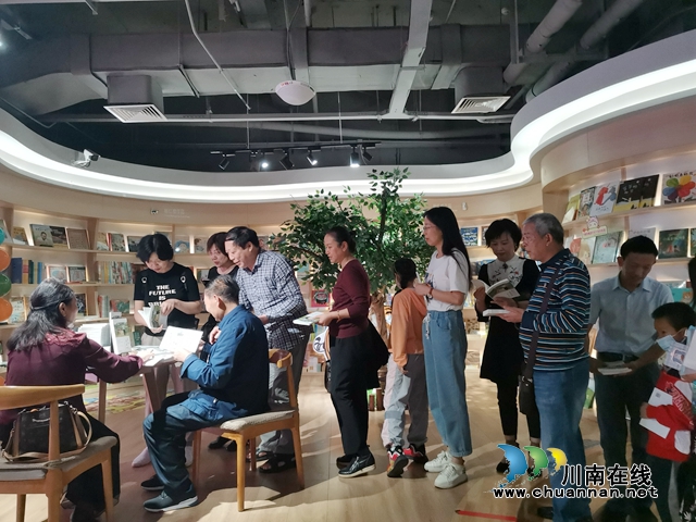 排隊購書（曾佐然攝）.jpg