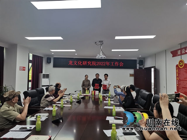 向?yàn)o縣圖書館、瀘縣龍腦橋小學(xué)贈送《瀘縣龍文化》書籍（曾佐然攝）.jpg