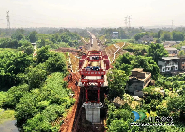渝昆高鐵川渝段實現(xiàn)跨市架梁