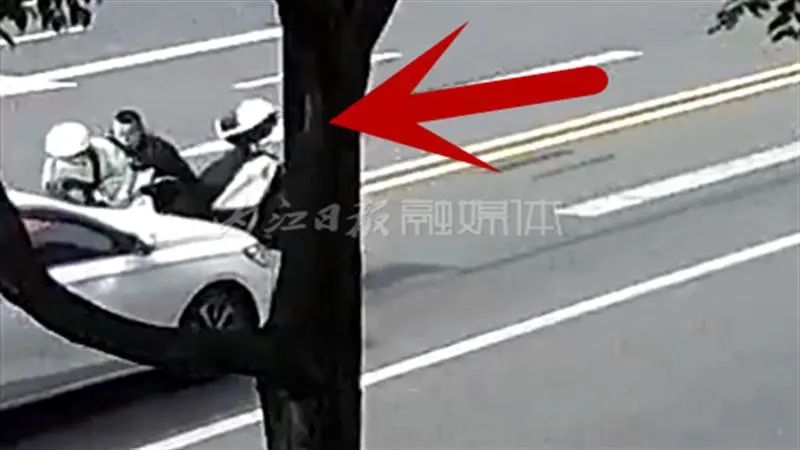 要咋子？內(nèi)江街頭，這兩輪公然越線逆行撞汽車！