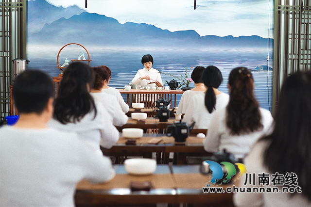 圖10：茶藝課堂學(xué)泡茶.jpg